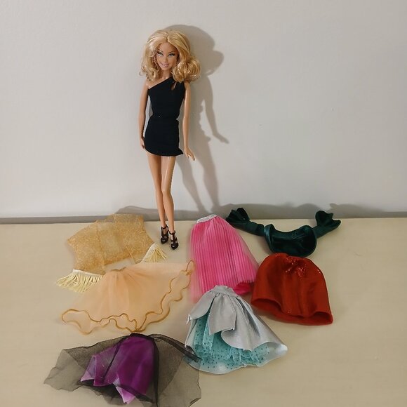 Barbie Basics Black label doll with extra clothes - Picture 1 of 8